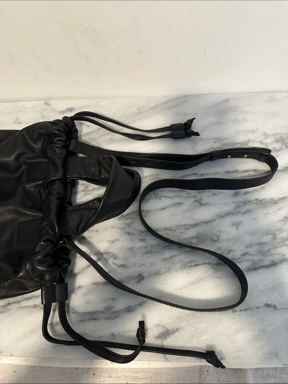 Madewell The Piazza Leather Crossbody bucket bag black leather
Bag in Black - Picture 10 of 12
